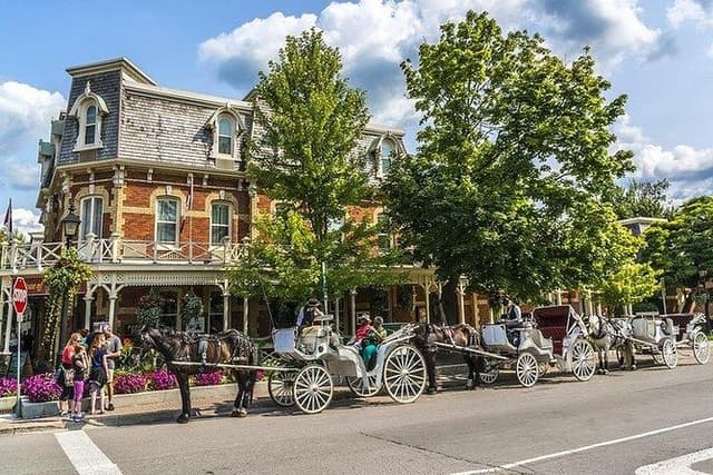 Luxury Day Trip: Niagara on the Lake, Wine & Falls from Toronto