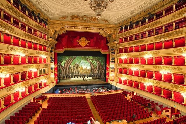 Small-Group La Scala Museum Tour in Milan