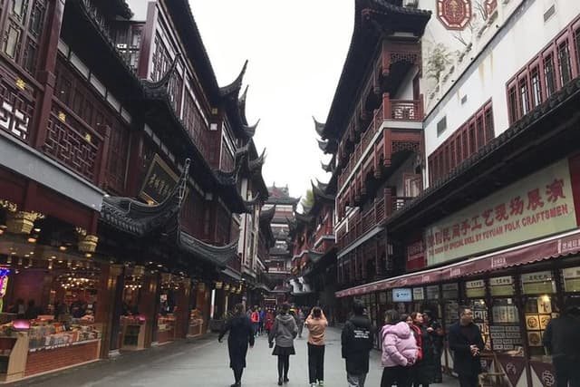 Private Day Tour of Jing'an Temple Yu Garden and Old Street