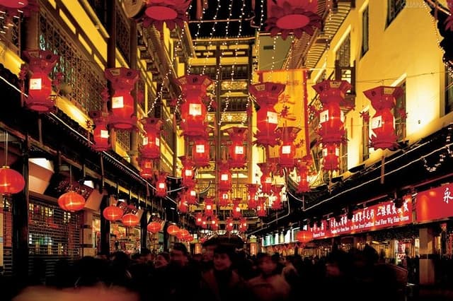 Private Tour: Shanghai Tower, the Bund, Jade Buddha Temple and Yuyuan Old Street