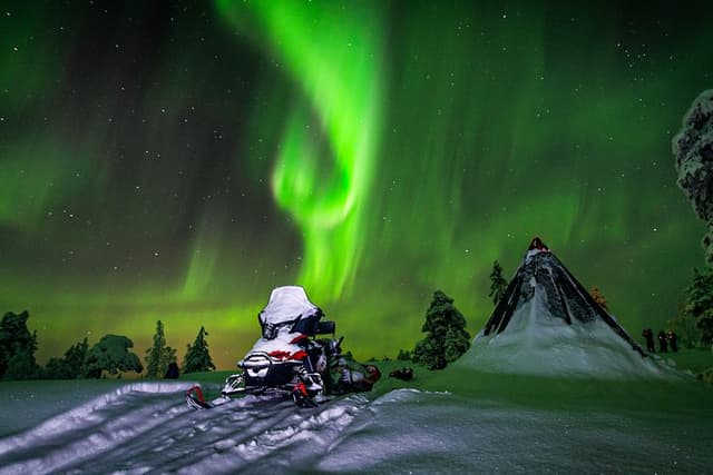Hunting Northern Lights by Snowmobiles - Saariselkä