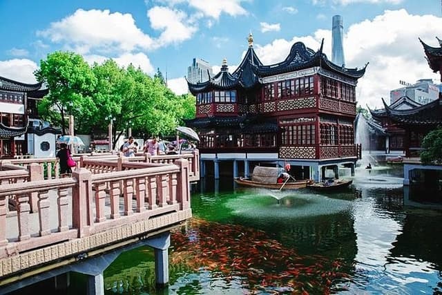 Private Shanghai Airport Layover Tour of Old and New Highlights