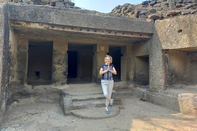 North Mumbai City with Kanheri Cave Tour in Private Vehicle