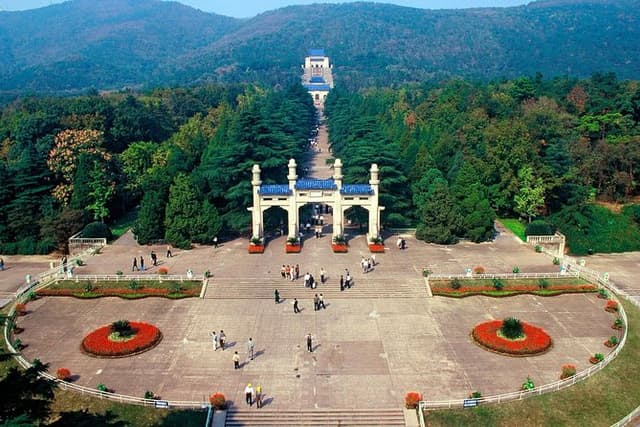 Private Nanjing Layover Tour to Sun Yat-sem Mausoleum and Xiaoling Tomb
