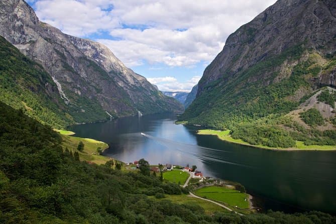 Best Way to Travel from Bergen to Flåm: Book Your Transfer