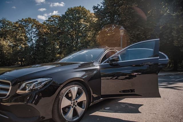Private transfer from BRU Airport to Brussels city with luxury limousine 3 pax