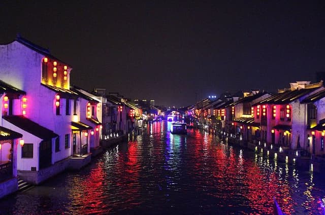 Private Night Tour of Wuxi Taihu Lake and Nanchang Old Street