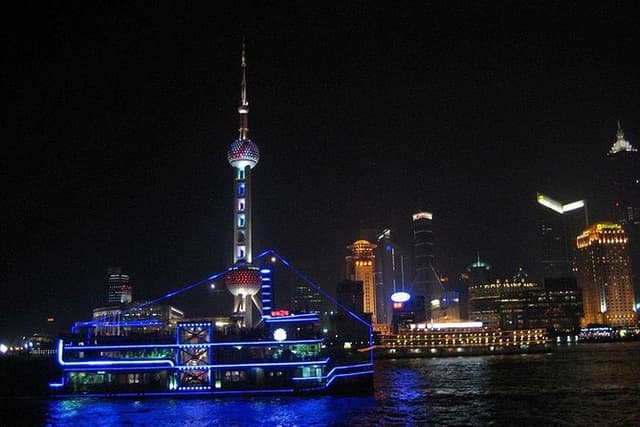 Private Tour: Huangpu River Cruise and Bund City Lights Evening Tour of Shanghai