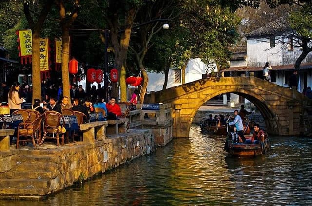 Private Day Tour to Tongli Water Town with Boat Ride & Lunch from Suzhou