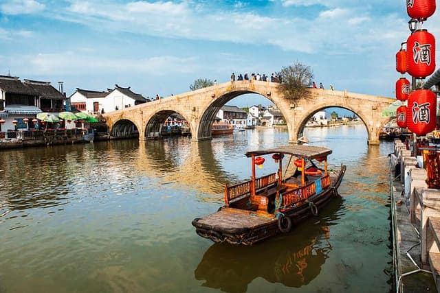 Private Layover Tour of Zhujiajiao and Shanghai Highlights with Pickup