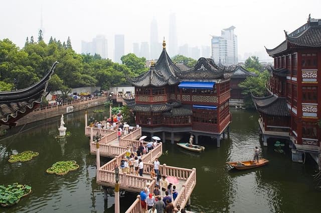 Private Layover Tour of Shanghai City Highlights and Local Market with Pickup