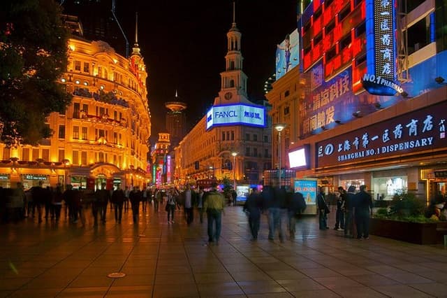 Private Night Tour of Shanghai Old City and Lujiazui with Pickup