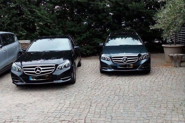 Private Transfer Porto-Lisbon with 2 (two) Visits on the Way