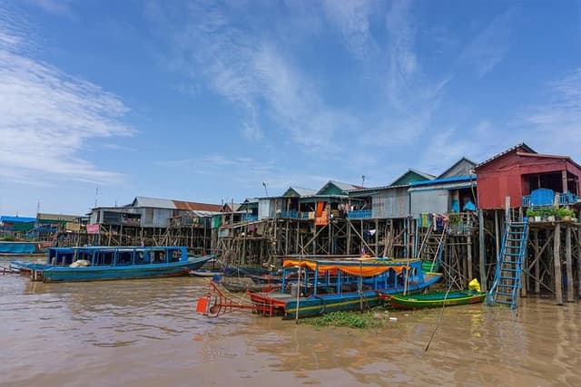 Kampong Phluk Floating Village and Roluos Group Tour