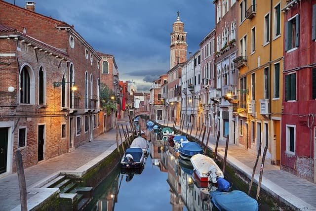 Venice Hidden Gems and Secrets Tour with a Local in Small Group