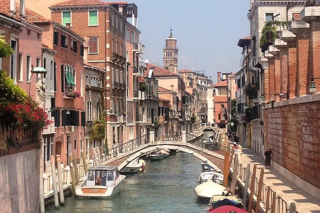 Welcome! Venice Sightseeing kickstart Tour with local guide, small group