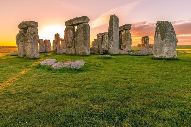 London: Private Tour to Stonehenge and Highclere Castle