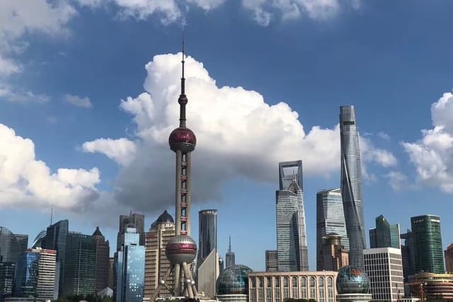 Private Layover Tour of Shanghai City Highlights and Local Market with Pickup