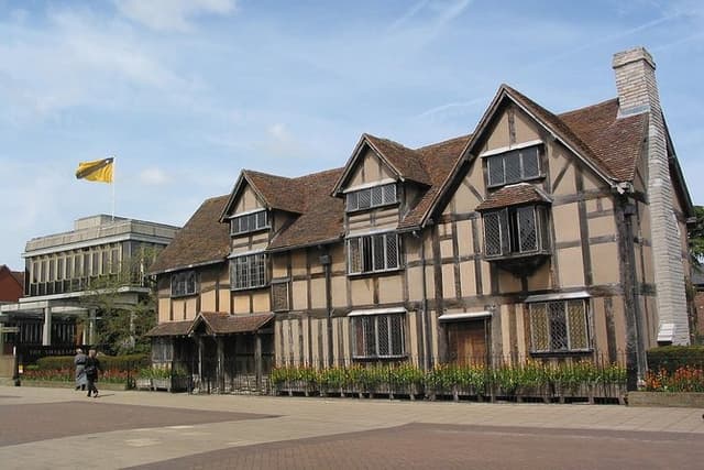 Cotswold & Shakespeare Country Tour in Executive Luxury Vehicle Private
