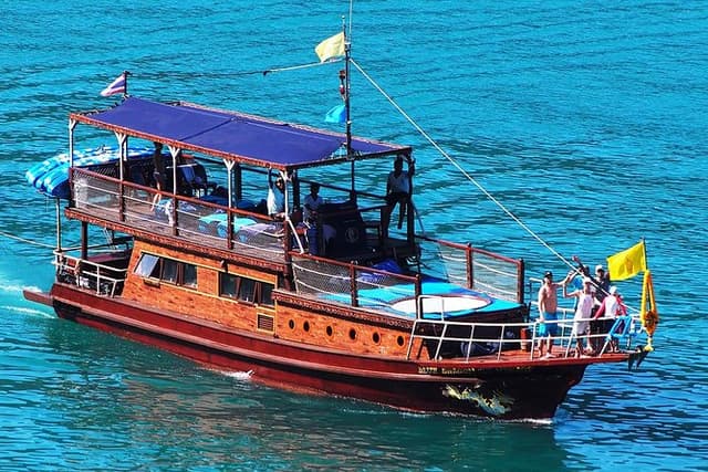 Private Full-Day Blue Dragon Yacht to Angthong National Marine Park