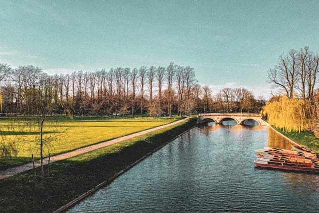 Cambridge Riverside Walk From Queen’s College to Trinity College
