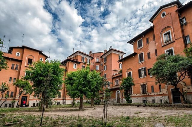 Photo Tour in Garbatella, the neighborhood of garden houses