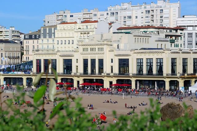 Private 3-hour Walking Tour of Biarritz with official tour guide