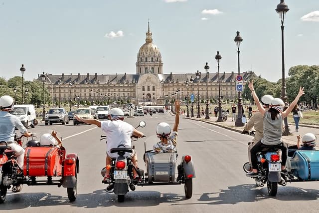 Paris Highlights city tour on a vintage Sidecar Motorcycle