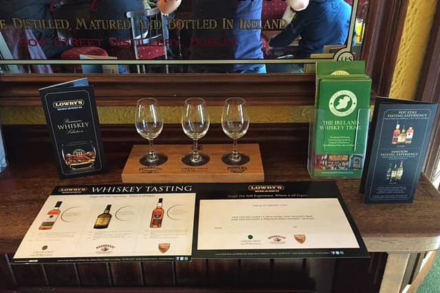 Private Irish whiskey tasting in local country pub. Galway Guided