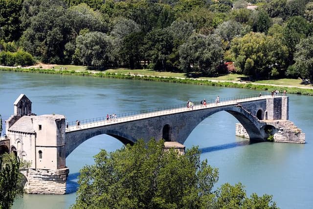 Avignon Palais des Papes, food market & Isle sur la Sorgue