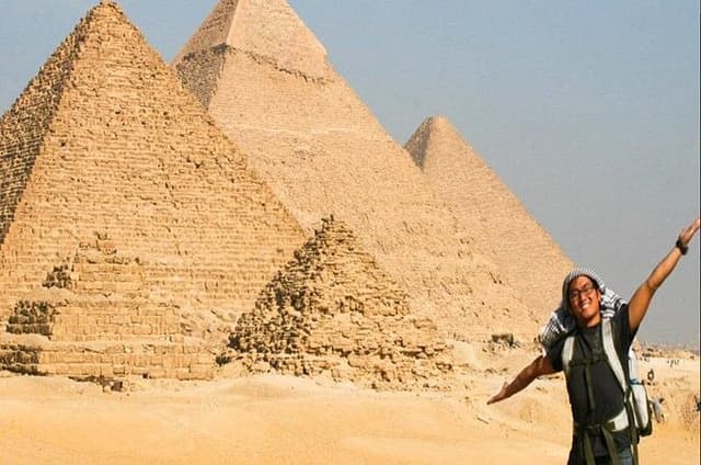 Private Giza Pyramids Sphinx and Memphis Day Tour with Lunch