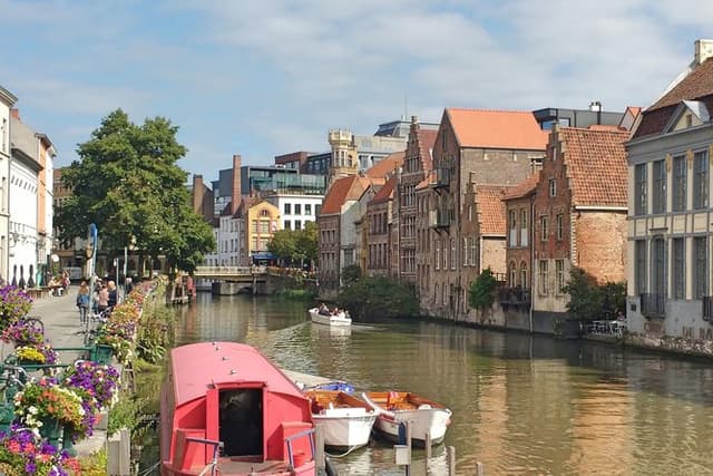 Ghent City Highlights Walking Tour with Light Mea/Snack