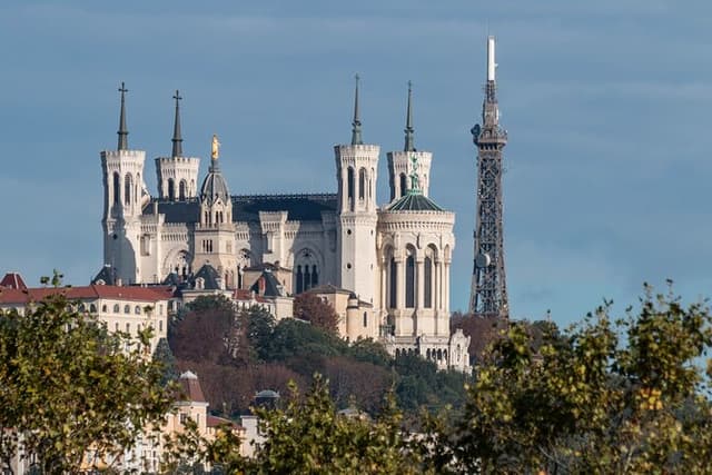 Private 4-hour City Tour of Lyon with driver, guide and Hotel pick-up