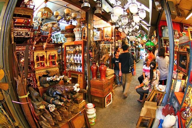 Private Exclusive Guided Chatuchak Weekend Market Shopping Tour