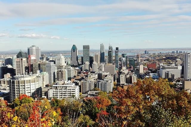 Private Full Day Tour to Montreal from Quebec with driver and licensed guide