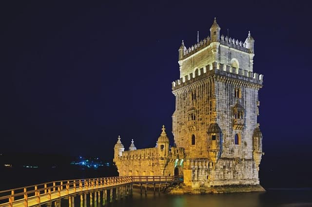 Private Bike Tour in Lisbon with Friendly Local Guide and Iconic Photo Ops