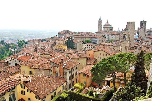 Highlights of Bergamo Upper Town: Walking Tour with Local Guide & Funicular Ride