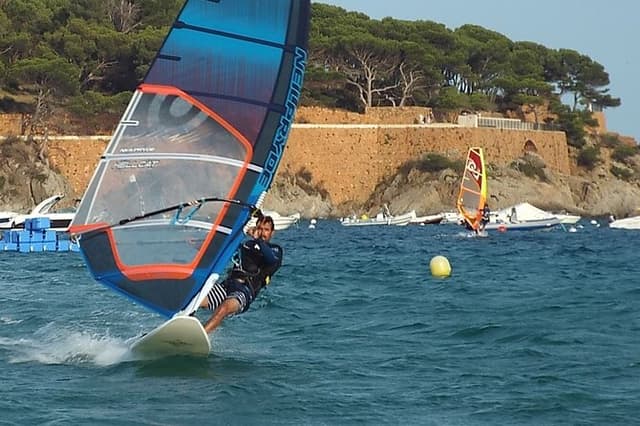 Costa Brava: 2-hours Windsurfing session
