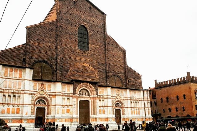 Private or semi-private tour of the historic center of Bologna