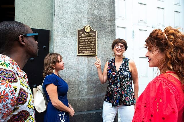 Private French Quarter & Garden District Tour: Walk and Drive Combo