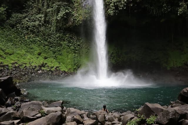 Half-Day Tour with La Fortuna Waterfall and Arenal Volcano Hike