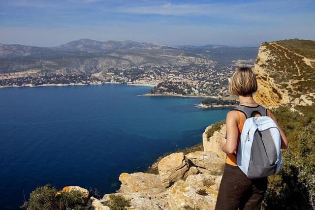5-Hour Private Sightseeing Tour of the Provence from Marseille in Luxury Car