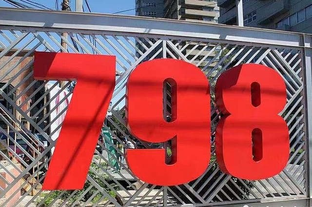 Beijing Half Day Tour: 798 Art Zone, Houhai Lake and Hutong with Rickshaw Ride