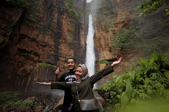 1 Day - Tumpak Sewu, Kapas Biru Waterfall, Goa Tetes cave* Tour // 07:30 - 17:00