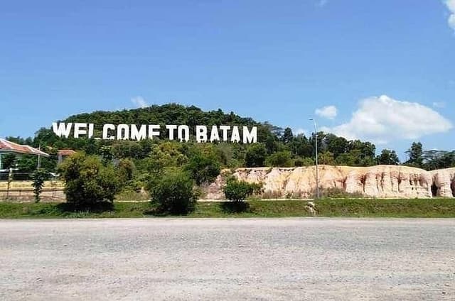 PRIVATE: Batam car & bus charter (10 hours with driver)