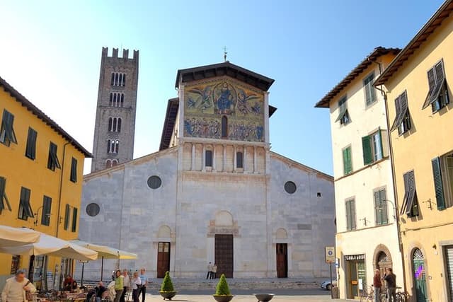 Private walking tour of Lucca city centre and the walls