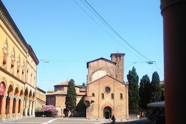 Bologna : a walk into history