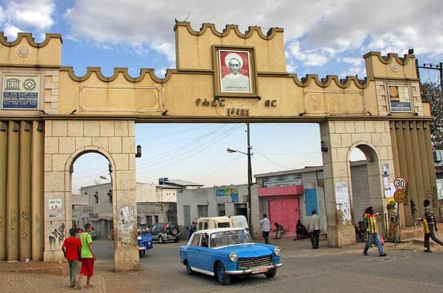 2 Days Tours To Harar Hyena Feeding & Walled City Tours 