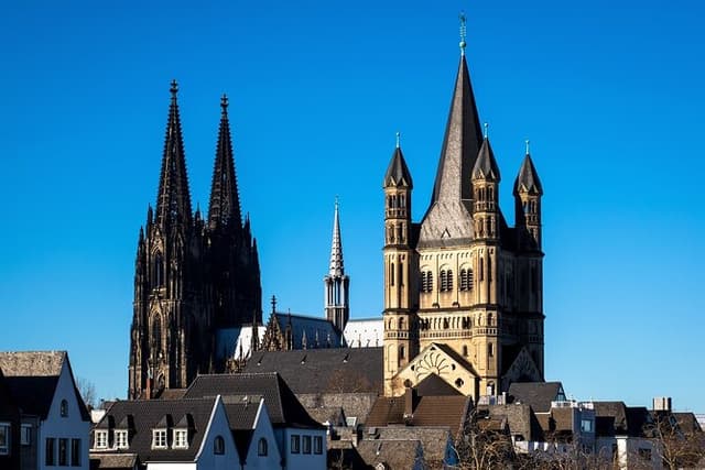 Cologne Private Roundtrip transfer incl. chocolate museum tickets