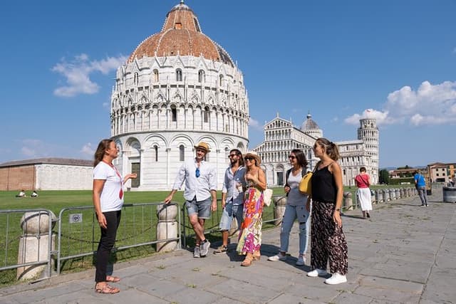 Pisa Sights and Bites Tour with Food Tastings for Small Groups or Private